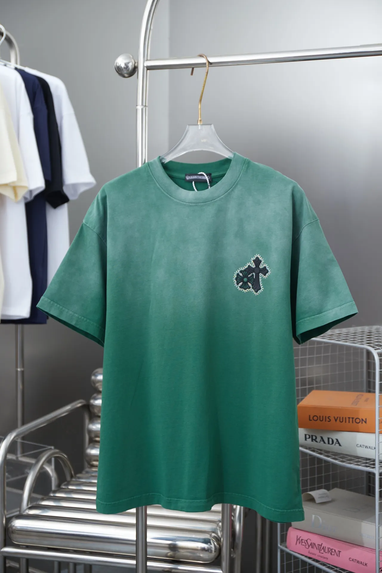🅿️210 Chrome Hearte 25SS early spring new style, thick version with hot diamond short sleeves, light luxury, essential item for daily commuting for men and women, correct version, welcome to compare, detailed features · 280 grams of 100% pure cotton double yarn jersey fabric · Special thickened 32 pieces of double-strand 1X1 thread in the same vat custom dyeing · Imported Australian matte pearl diamonds ➕Thick version of three-dimensional wow glue cross. Ready-to-wear dyeing Then do the faded fried snowflake process, then wash it to make it look old. Common washing improves the effect · Double-needle sewing process · Original main mark, washed tag, brand moisture-proof paper packaging Color: black/white/green/blue Size: S/M/L/XL
